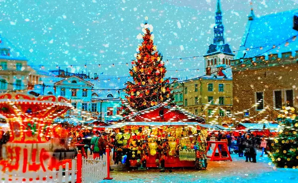 Weihnachtsbaum Rote Kugeln Der Stadt Feiertag Neujahr Abendlicht Und Schneeflocken — Stockfoto