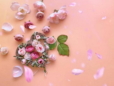 Geçmiş olsun çiçekli pembe güller beyaz mercan çiçekleri, kopyala uzay mutlu romantik sevgililer günü, arkadaşlık, kadınlar günü ve doğum günü tebrik kartı alıntıları 