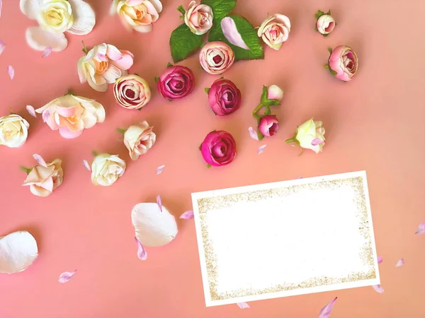 祝福语在粉红白玫瑰花束在白花的背景上抄袭空间快乐浪漫的情人节 女人的生日和生日问候卡片美丽的花卉背景 — 图库照片