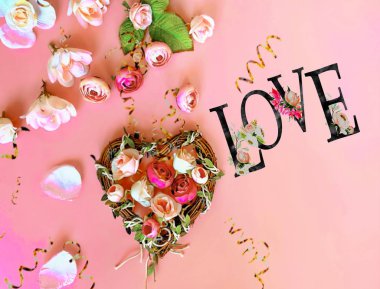 Geçmiş olsun çiçekli pembe güller beyaz mercan çiçekleri, kopyala uzay mutlu romantik sevgililer günü, arkadaşlık, kadınlar günü ve doğum günü tebrik kartı alıntıları 