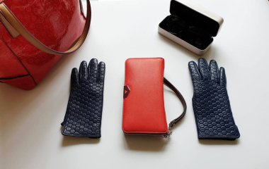 Kadın aksesuarları Deri eldivenler, beyaz kot pantolonlar, siyah güneş gözlüğü, cüzdan, mavi beyaz kot pantolon ve süveter, beyaz arka planda lüks moda kızları, şık konsept. 