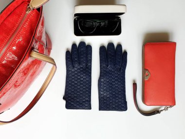 Kadın aksesuarları Deri eldivenler, beyaz kot pantolonlar, siyah güneş gözlüğü, cüzdan, mavi beyaz kot pantolon ve süveter, beyaz arka planda lüks moda kızları, şık konsept. 