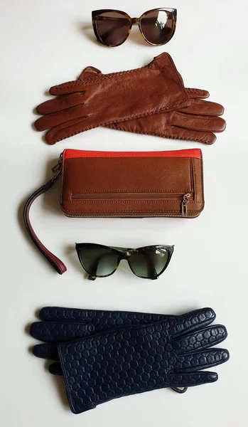 Frauen Kleidung Accessoires Lederhandschuhe Weiße Jeans Grün Schwarze Sonnenbrille Rote — Stockfoto