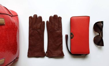 Kadın aksesuarları Deri eldivenler, beyaz kot pantolonlar, siyah güneş gözlüğü, cüzdan, mavi beyaz kot pantolon ve süveter, beyaz arka planda lüks moda kızları, şık konsept. 