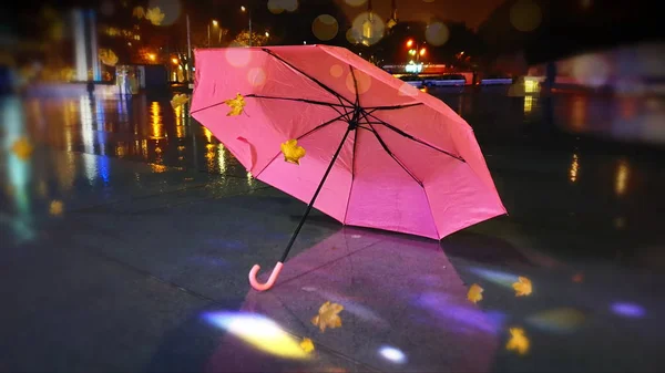 Feuilles Automne Parapluie Rose Noir Sur Vieux Trottoir Soir Pluvieux — Photo