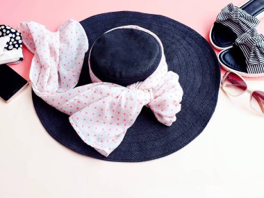 Kadın giysileri Yay ve güneş gözlüklü Şapka moda moda moda lüks aksesuarlar Çiçekli arka plan kıyafet alışverişi kadınlar için vintage 