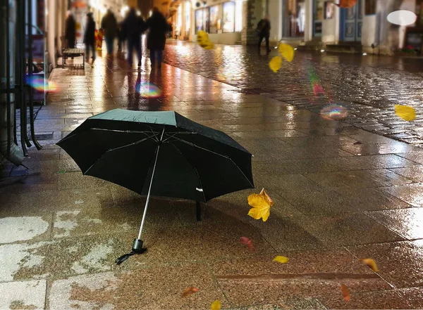 Eski Kaldırımda Sonbahar Yaprakları Pembe Siyah Şemsiye Yağmurlu Şehir Işıkları — Stok fotoğraf
