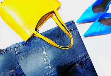 Kadın çantası cüzdanı, deri eldivenler, sandaletler, lüks moda aksesuarları yaz mevsimi trendleri, arka plan alışveriş afişleri, mavi pembe yeşil renkli pembe set kolajı. 