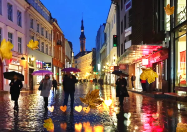 Regnerischer Abend Der Stadt Herbstsaison Menschen Gehen Unter Regenschirm Auf — Stockfoto