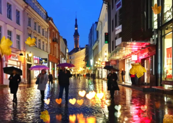 Regnerischer Abend Der Stadt Herbstsaison Menschen Gehen Unter Regenschirm Auf — Stockfoto