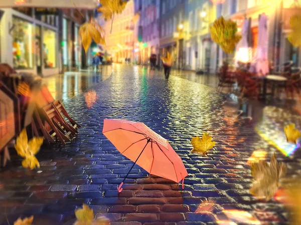 Regnerischer Abend Der Stadt Herbstsaison Menschen Gehen Unter Regenschirm Auf — Stockfoto