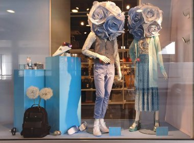 Şehir yaşam tarzı pencereler vitrinler sokak arabalarında yürüyen insanları yansıtıyor kentsel arka plan renkli ve modern evler soyut tasarım uzay duvarları