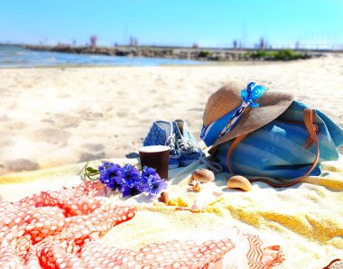 Plaj kadınları aksesuarları yaz tatili kız kıyafetleri moda aksesuarları sandaletler deniz mavisi güneş gözlükleri kahve fincanları kumsal gezisi tropik plaj gökyüzü rengarenk pembe sarı manzara