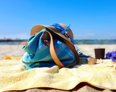 Plaj kadınları aksesuarları yaz tatili kız kıyafetleri moda aksesuarları sandaletler deniz mavisi güneş gözlükleri kahve fincanları kumsal gezisi tropik plaj gökyüzü rengarenk pembe sarı manzara