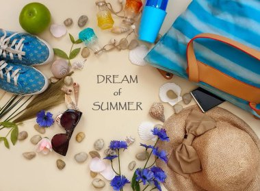  Yaz tatili arka planı Kadın aksesuarları Yaz Kızı cüzdanı sarı sandalet güneş gözlükleri telefon şapkası bikini alanı deniz kabuğu portakal suyu sarı çiçek tasarımı deniz kabuğu afişi fotokopisi uzay afişi 