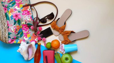 Bayram seyahat aksesuarları ve kadınlar için giysi bikini plaj giysisi kum rengi mavi renkli set dinlendirici yaz arkaplanı 