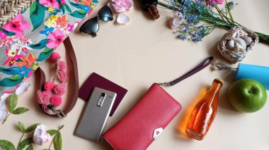  Tatil plajı kadın aksesuarları Yaz kızı kıyafetleri seyahat cüzdanı sarı sandalet güneş gözlüğü tatil pasaportu mavi arka plan fotokopi uzay deniz kabuğu portakal suyu hala hayat mavisi