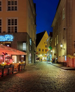Şehir Caddesi Kafesi, Masada bir fincan kahve, Tallinn eski kasaba bulanık panoramik, yaşam tarzı şehir ışığı bulanık, Avrupa 'da seyahat tatili Estonya renkli 