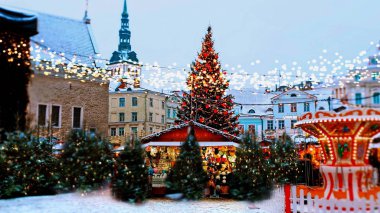 Tallinn 'de kış tatili Avrupa' da Noel pazar yeri Noel ağacı ışıklandırması Tallinn 'de eski kasaba meydanı aydınlık pazar yeri Estonya' da yeni yıl, kış şehir yaşamı, 