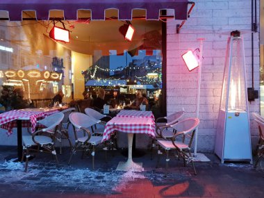 Tallinn 'de kış tatili Avrupa' da Noel pazar yeri Noel ağacı ışıklandırması Tallinn 'de eski kasaba meydanı aydınlık pazar yeri Estonya' da yeni yıl, kış şehir yaşamı, 