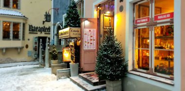 Tallinn 'de kış tatili Avrupa' da Noel pazar yeri Noel ağacı ışıklandırması Tallinn 'de eski kasaba meydanı aydınlık pazar yeri Estonya' da yeni yıl, kış şehir yaşamı, 
