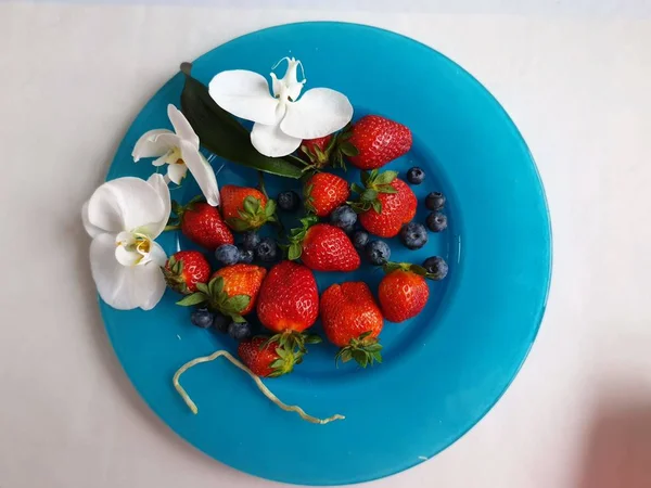 Erdbeeren Und Blaubeeren Stillleben Süße Rote Beeren Mit Orchideenblüten Auf — Stockfoto