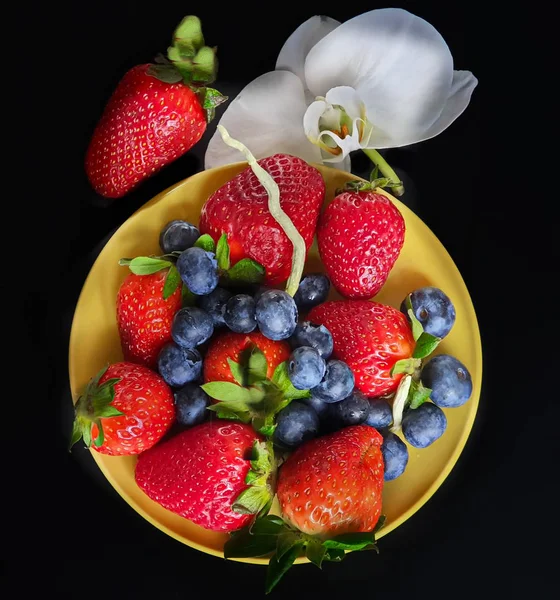 Erdbeeren Und Blaubeeren Stillleben Süße Rote Beeren Mit Orchideenblüten Auf — Stockfoto