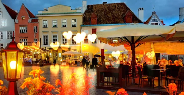ストリートカフェ テーブルの上のコーヒーカップ夜の都市生活タリン旧市街地は エストニアへのパノラマ背景休日の旅行をぼやけてヨーロッパ — ストック写真