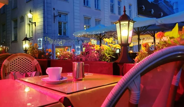 Straßencafé Tasse Kaffee Auf Dem Tisch Der Straße Abend Stadt — Stockfoto