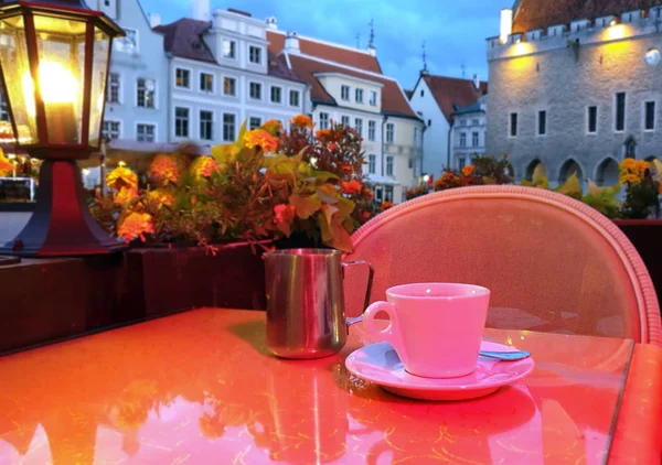City Street Cafe Cup Coffee Table Evening Tallinn Óváros Elmosódott — Stock Fotó