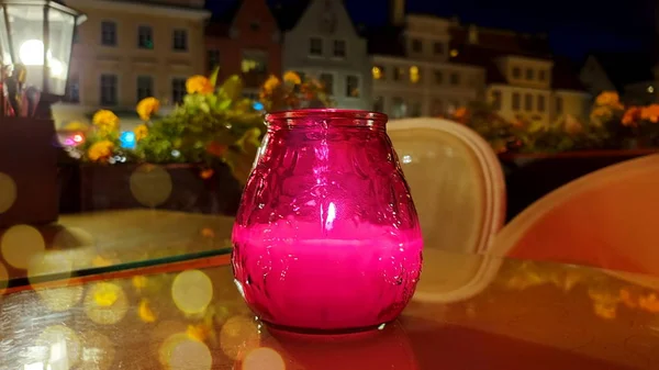 城市街道咖啡馆 桌上的咖啡杯 夜晚塔林古城模糊的全景 生活方式城市灯火辉煌 欧洲旅游度假爱沙尼亚五彩斑斓 — 图库照片