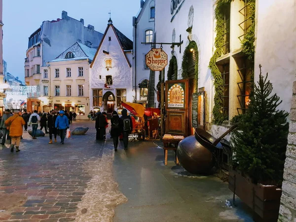 タリンの冬のクリスマス休暇ヨーロッパの都市でクリスマスマーケットツリーの光の装飾タリン旧市街広場光市場の場所エストニア 冬の都市生活の新年 — ストック写真