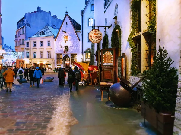 タリンの冬のクリスマス休暇ヨーロッパの都市でクリスマスマーケットツリーの光の装飾タリン旧市街広場光市場の場所エストニア 冬の都市生活の新年 — ストック写真