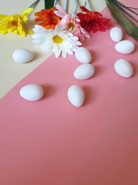 Söğüt ağacı ve Beyaz Bahar çiçekli Paskalya Yumurtaları Sarı bardak ve tabakta hala yeşil kırmızı dekorasyon modern soyut bayram afişi. 