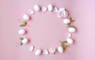 Söğüt ağacı ve Beyaz Bahar çiçekli Paskalya Yumurtaları Sarı bardak ve tabakta hala yeşil kırmızı dekorasyon modern soyut bayram afişi. 