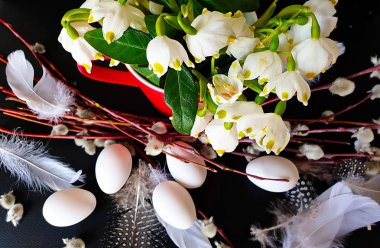 Paskalya Yumurtaları, bahar tatili. Söğüt ağacı ve Beyaz Bahar çiçeğiyle selamlar. Sarı fincanda ve tabakta hala hayat var. 