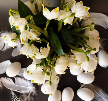 Paskalya Yumurtaları, bahar tatili. Söğüt ağacı ve Beyaz Bahar çiçeğiyle selamlar. Sarı fincanda ve tabakta hala hayat var. 