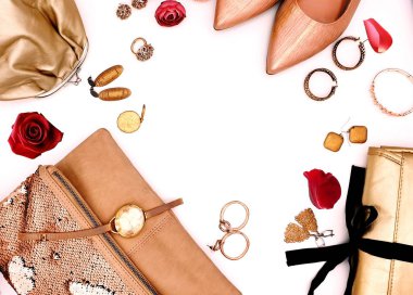 Limon dilimleri turunçgiller ve mavi tabakta sulu limon dilimleri. Hayat, sağlıklı yiyecekler ve vitaminler. Orkide çiçekleri, yeşil ve sarı gıda dekorasyonu. 