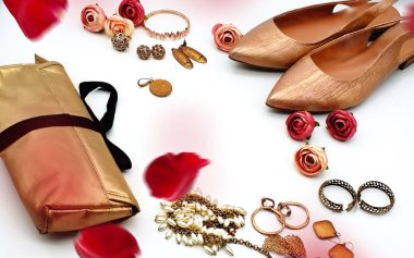 Limon dilimleri turunçgiller ve mavi tabakta sulu limon dilimleri. Hayat, sağlıklı yiyecekler ve vitaminler. Orkide çiçekleri, yeşil ve sarı gıda dekorasyonu. 