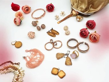 Limon dilimleri turunçgiller ve mavi tabakta sulu limon dilimleri. Hayat, sağlıklı yiyecekler ve vitaminler. Orkide çiçekleri, yeşil ve sarı gıda dekorasyonu. 