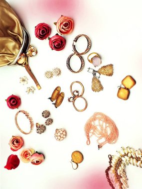 Limon dilimleri turunçgiller ve mavi tabakta sulu limon dilimleri. Hayat, sağlıklı yiyecekler ve vitaminler. Orkide çiçekleri, yeşil ve sarı gıda dekorasyonu. 