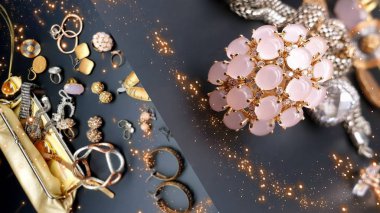 Mücevher kostüm mücevheri zümrüt opal inci inci vintage gümüş, altın küpeler siyah arka plan kozmetik çantasındaki kolye. 