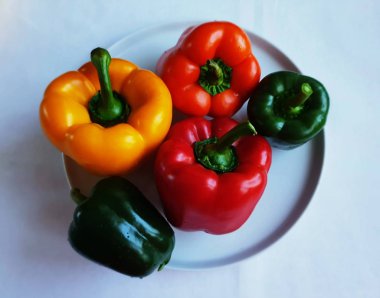 Sebzeler ve meyveler hala kırmızı kırmızı kırmızı biber yeşil zeytin tatlı salata soğan havuç tuzlu maydanoz sarımsak havuç kabak domates patlıcan zeytin yağı şişesi vejetaryen sağlıklı yemek