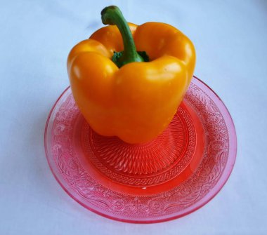 Sebzeler ve meyveler hala kırmızı kırmızı kırmızı biber yeşil zeytin tatlı salata soğan havuç tuzlu maydanoz sarımsak havuç kabak domates patlıcan zeytin yağı şişesi vejetaryen sağlıklı yemek