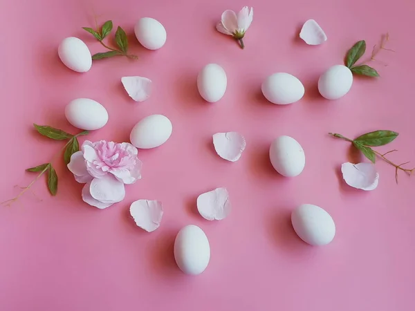 Œufs Pâques Avec Saule Bouquet Fleurs Printemps Blanc Tasse Jaune — Photo