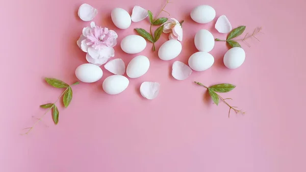 Œufs Pâques Avec Saule Bouquet Fleurs Printemps Blanc Tasse Jaune — Photo