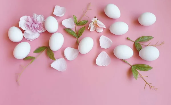 Œufs Pâques Avec Saule Bouquet Fleurs Printemps Blanc Tasse Jaune — Photo