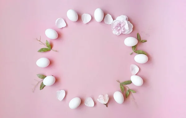 Œufs Pâques Avec Saule Bouquet Fleurs Printemps Blanc Tasse Jaune — Photo