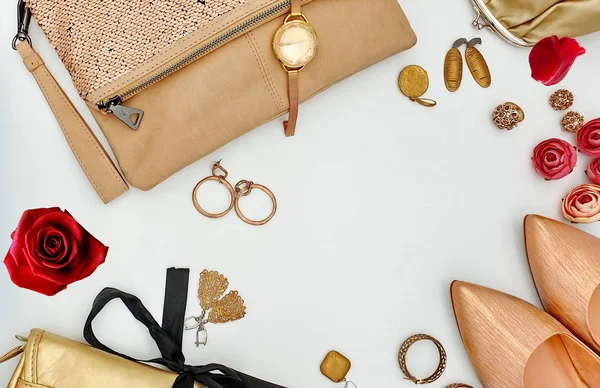 Mücevher ve kadın aksesuarları beyaz inci ve altın lüks moda çantaları güneş gözlüğü çantaları makyaj çantaları yaz küpeleri bilezikler