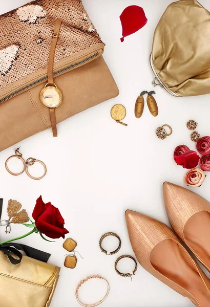 Mücevher ve kadın aksesuarları beyaz inci ve altın lüks moda çantaları güneş gözlüğü çantaları makyaj çantaları yaz küpeleri bilezikler